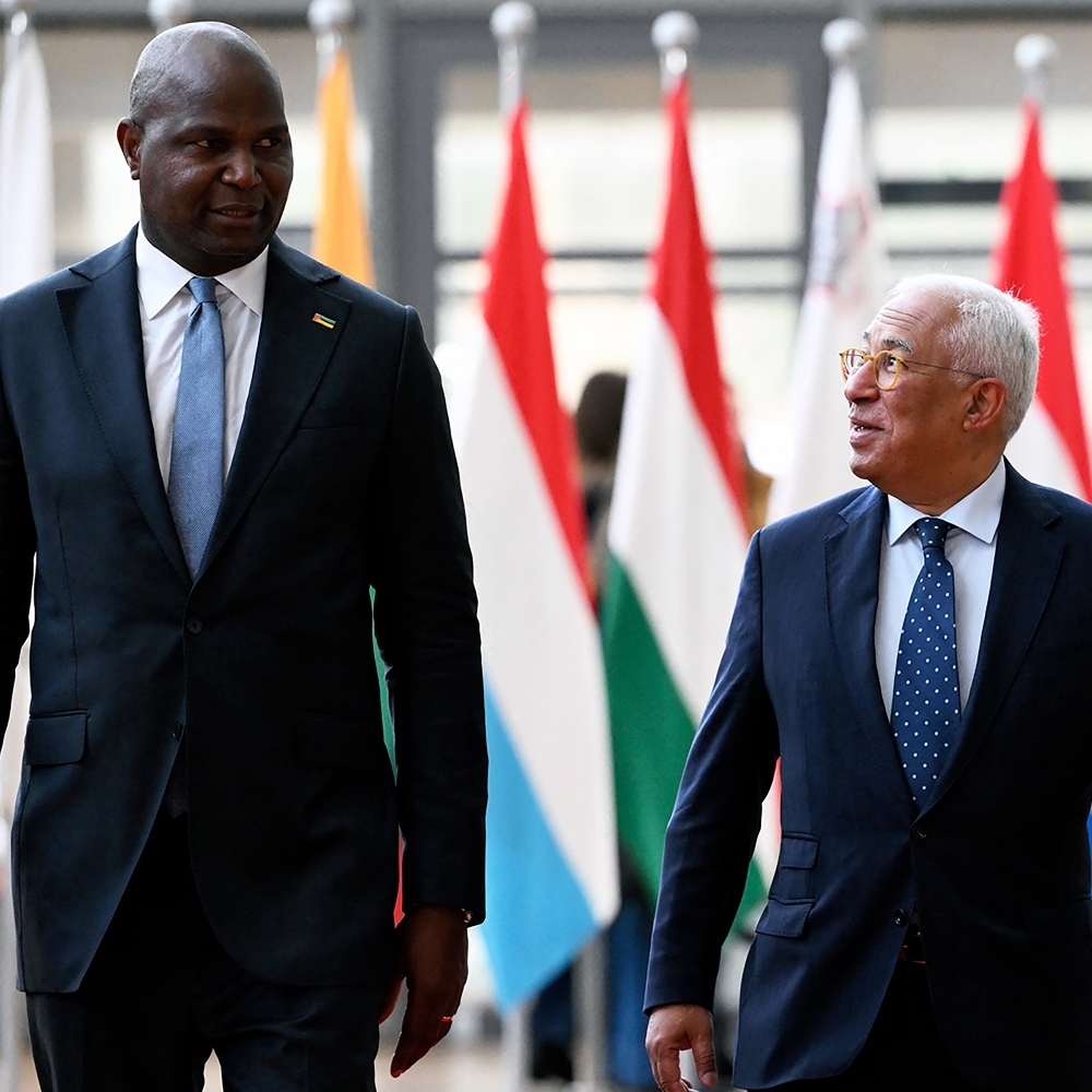 Le chef de l'État mozambicain, Daniel Chapo, et le président du Conseil européen, António Costa, à Bruxelles, le 17 mars 2026.