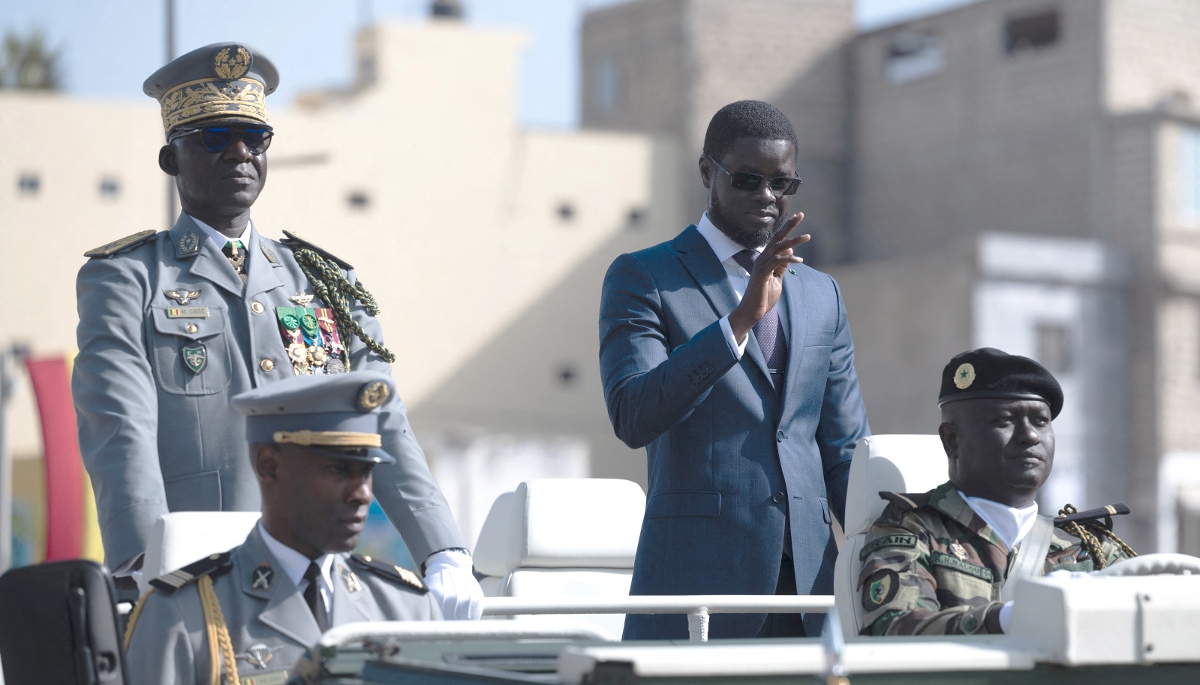 Le président Bassirou Diomaye Faye (à dr.) et le chef d'état-major Mbaye Cissé (g.) lors de la fête de l'Indépendance, à Dakar, le 4 avril 2025.