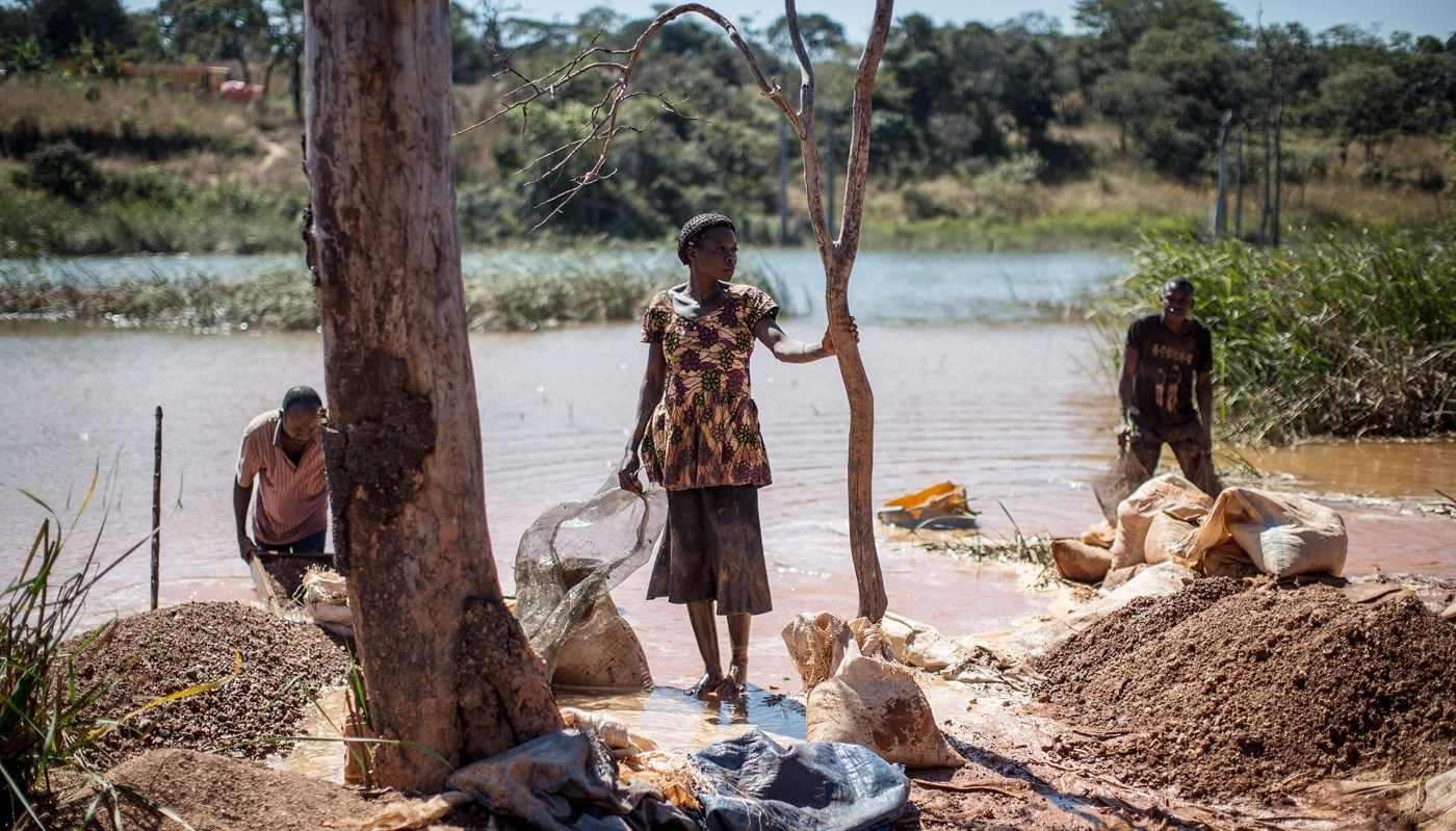 Des mineurs artisanaux entre Lubumbashi et Kolwezi, en RDC, le 31 mai 2015.