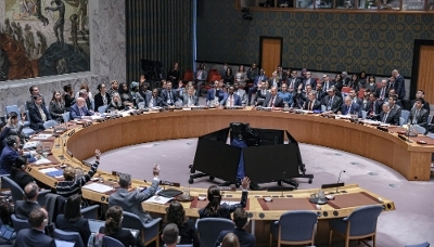Des membres du Conseil de sécurité votant la résolution 2797 le 31 octobre 2025, à New York.