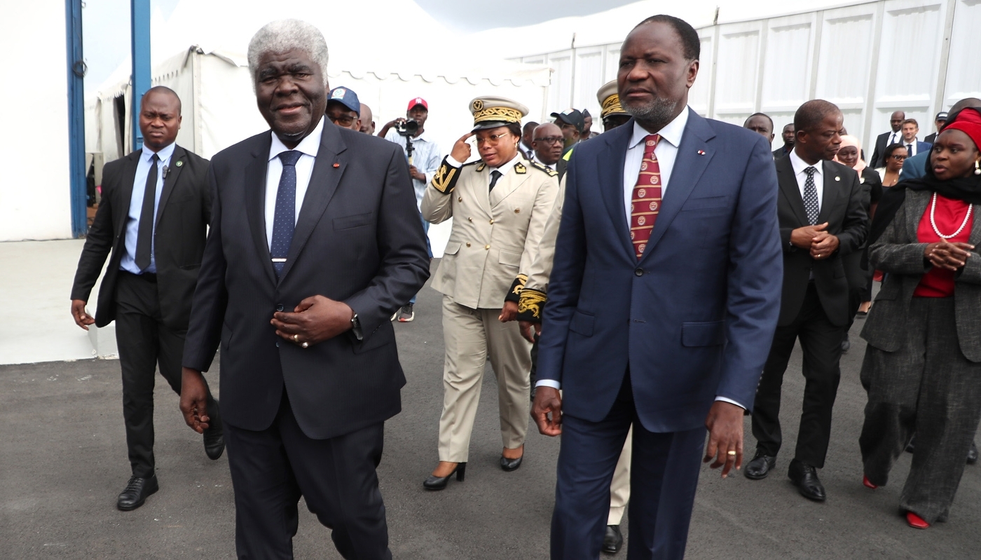 Le premier ministre Robert Beugré Mambé (à gauche) avec le ministre des mines et du pétrole, Mamadou Sangafowa-Coulibaly, à Abidjan, en juin 2025.