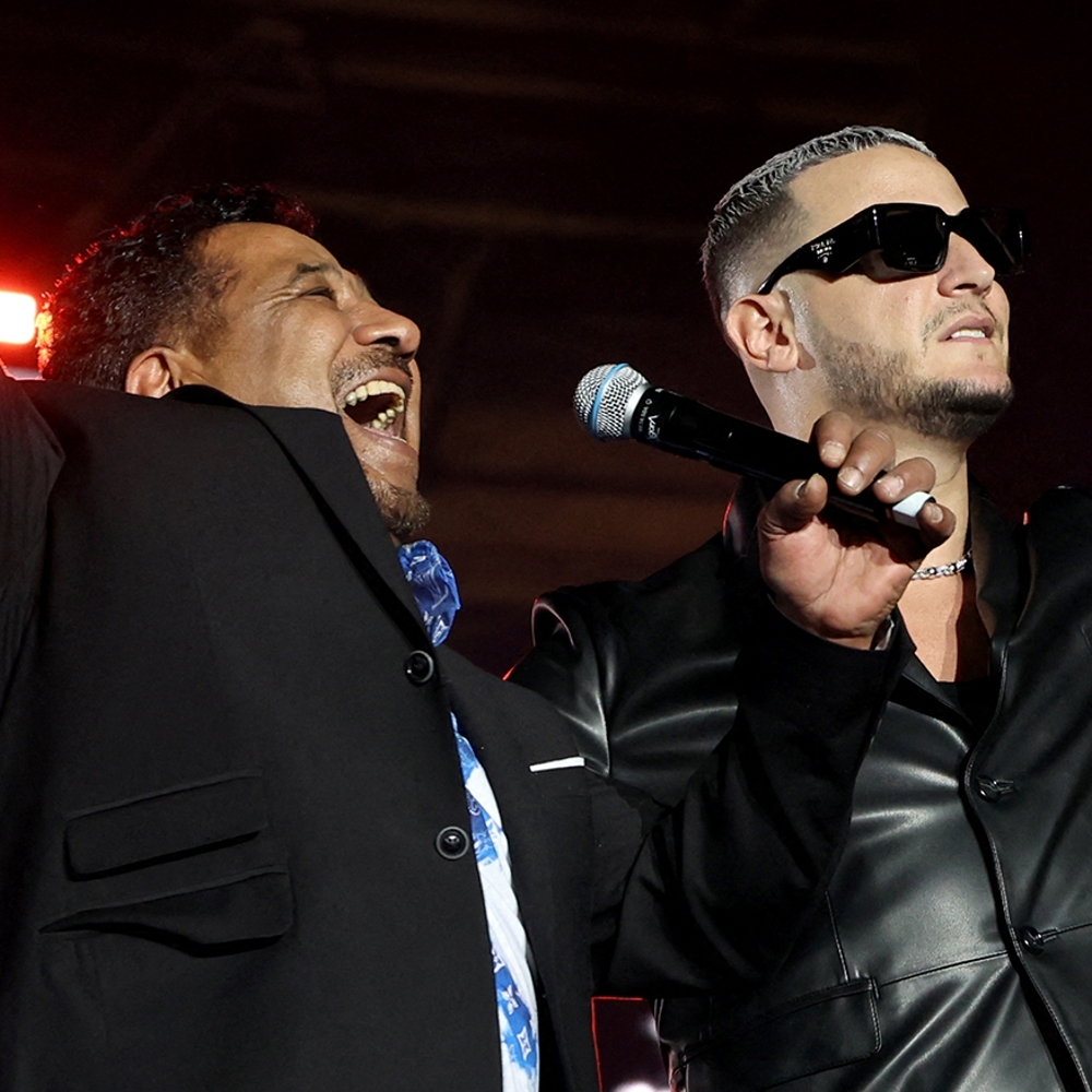Le chanteur algérien Cheb Khaled et le Franco-Algérien DJ Snake, à Doha, en décembre 2022.