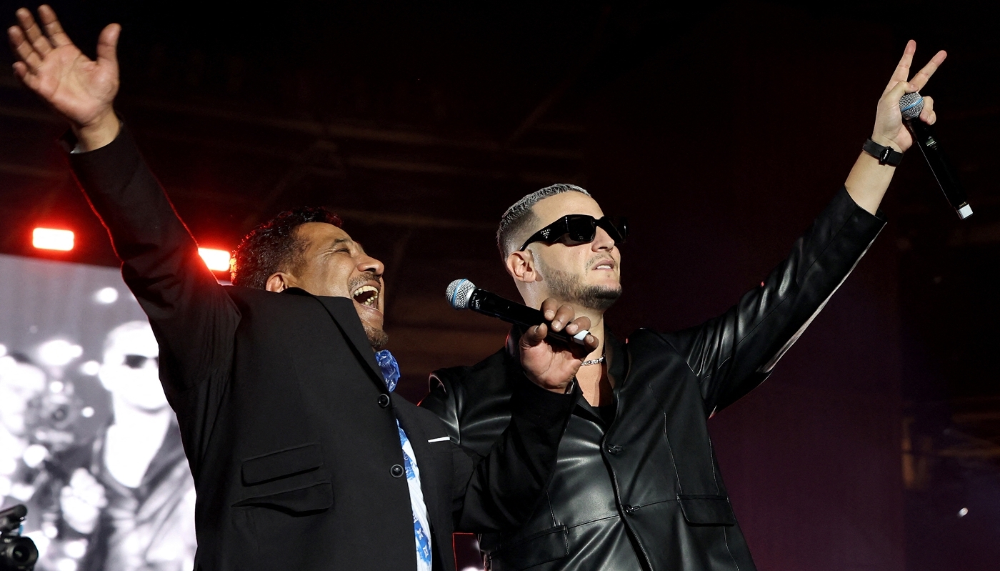 Le chanteur algérien Cheb Khaled et le Franco-Algérien DJ Snake, à Doha, en décembre 2022.