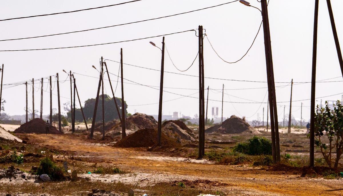 Des pylônes électriques dans un champ dans la banlieue de Dakar, en 2019.