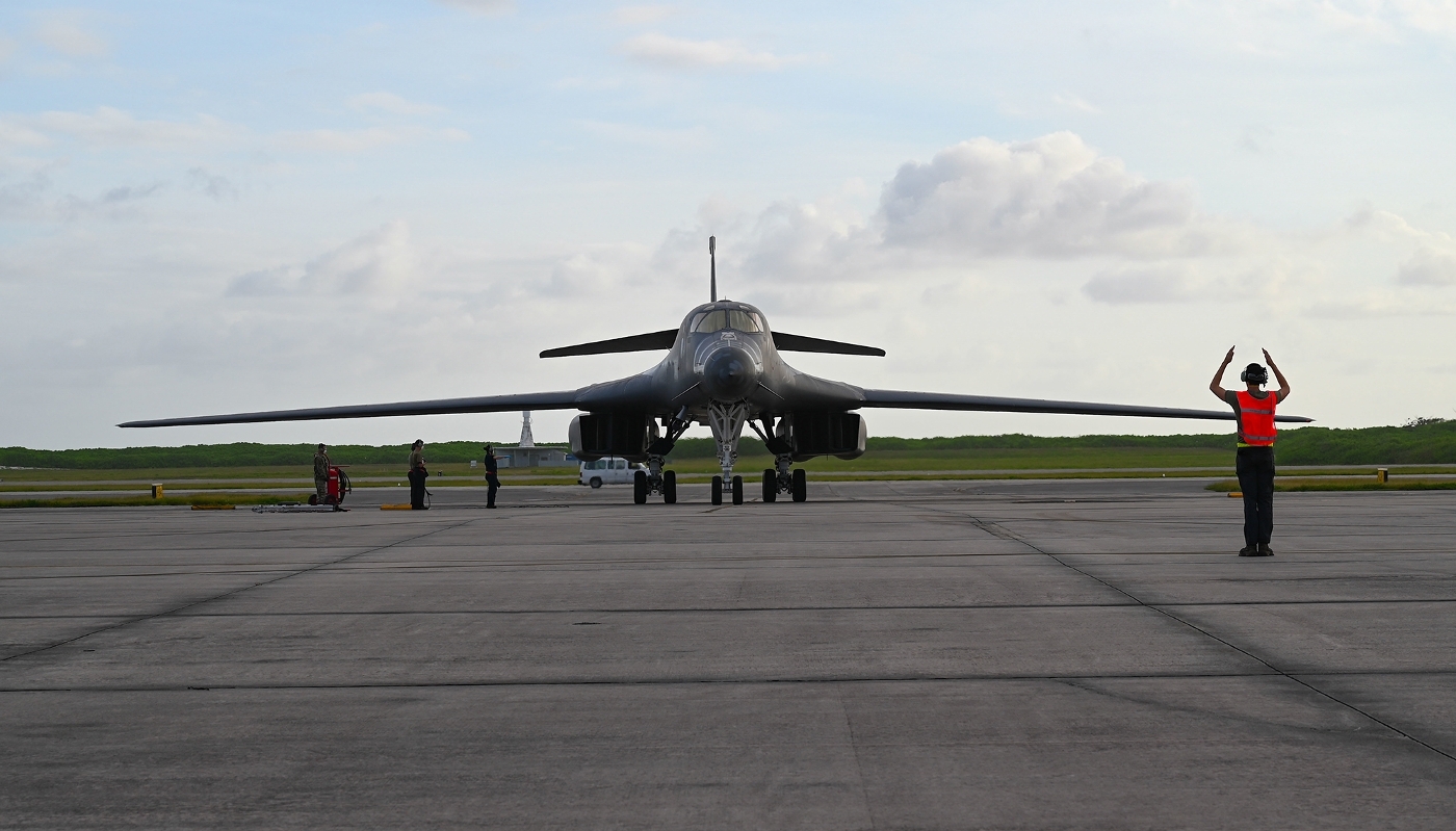 Un avion bombardier Rockwell B-1B Lancer sur la base militaire américaine de Diego Garcia, un atoll mauricien, sous administration du Royaume-Uni, en octobre 2021.