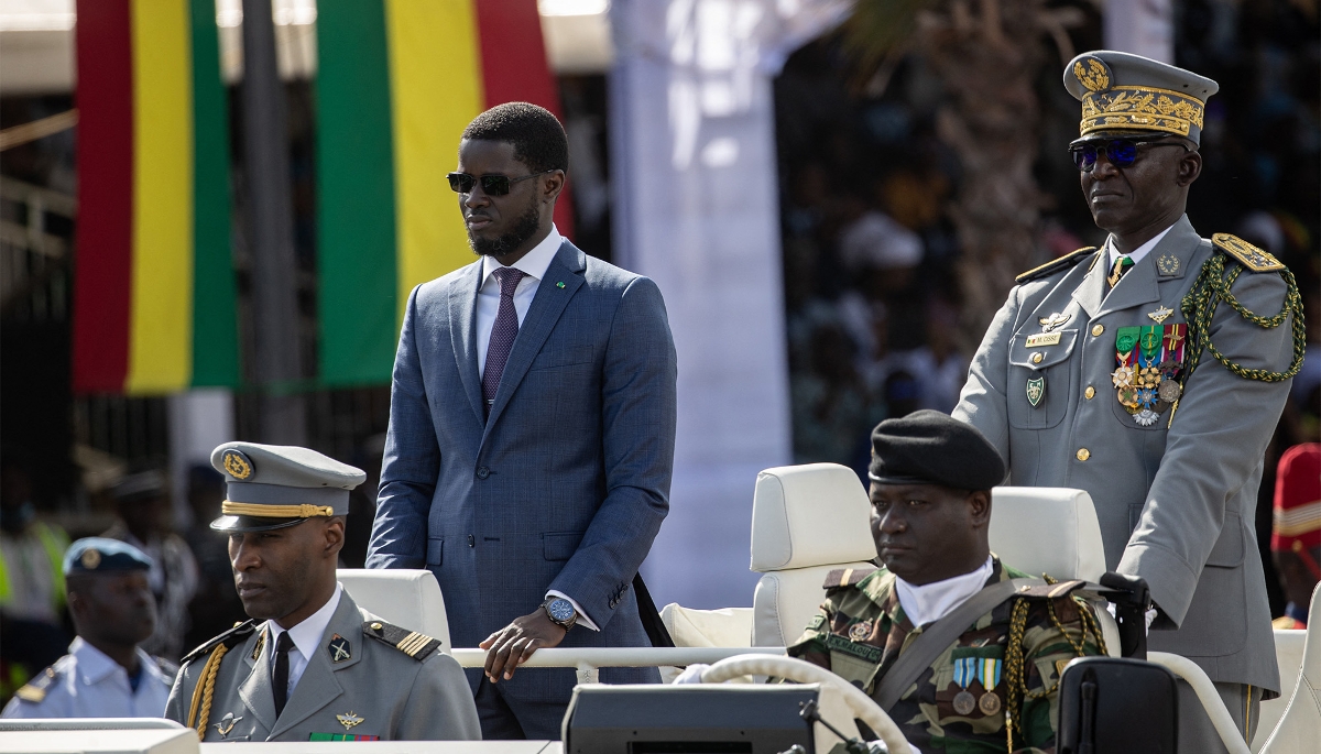 Le président sénégalais, Bassirou Diomaye Faye, et Mbaye Cissé, à Dakar, en avril 2025.