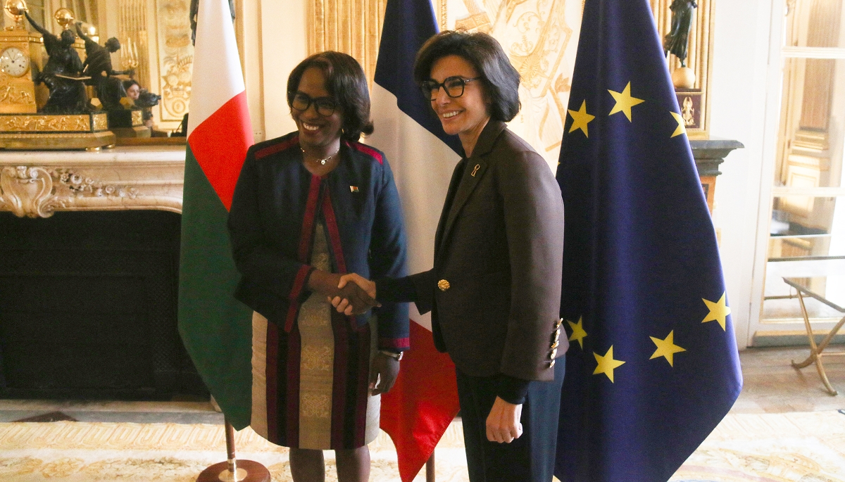La ministre malgache de la culture, Volamiranty Donna Mara, et son homologue française, Rachida Dati, à Paris, le 3 octobre 2024.