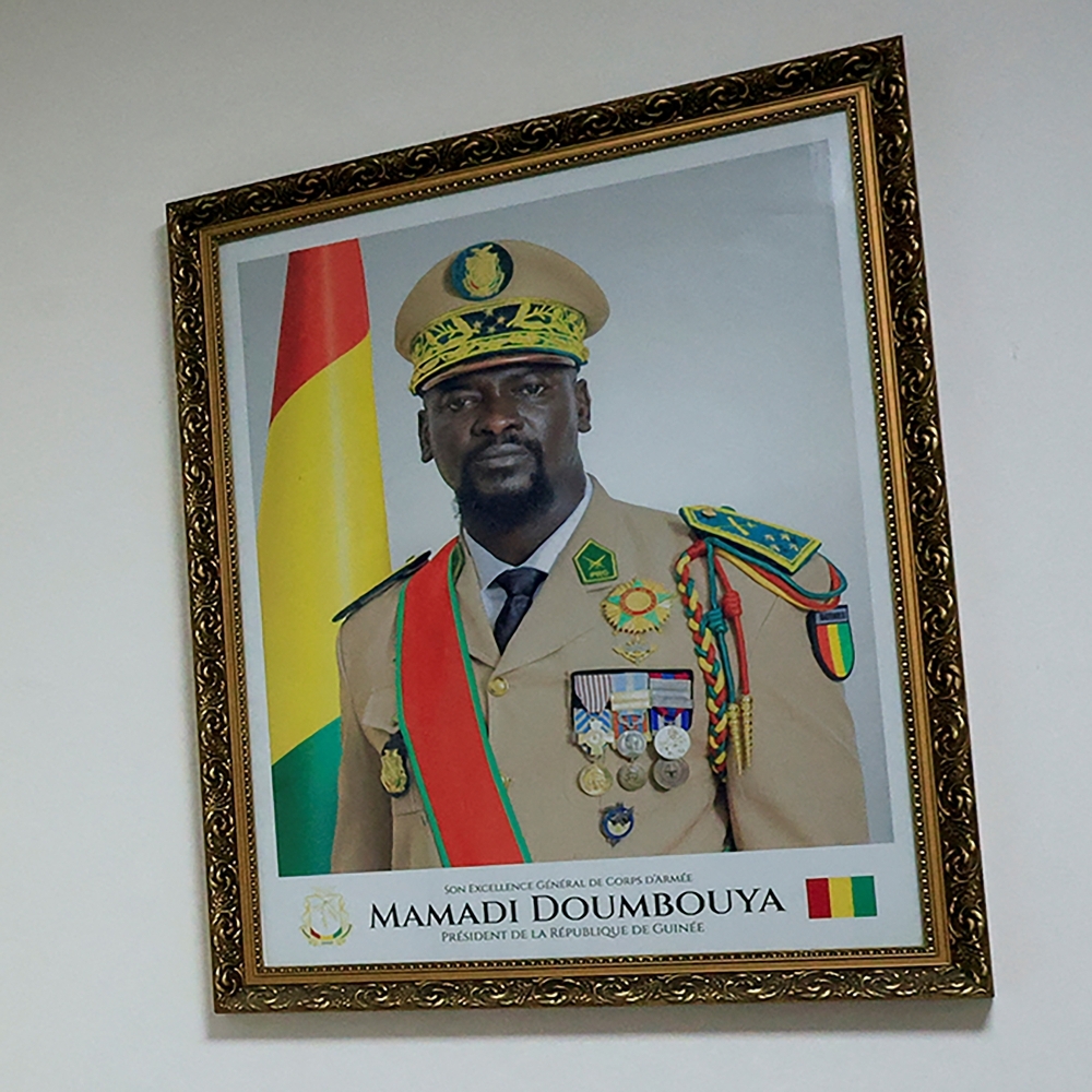 Un portrait du président guinéen, Mamadi Doumbouya, à Conakry, en novembre 2025.