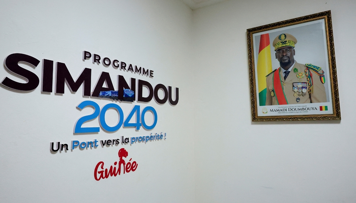 Un portrait du président guinéen, Mamadi Doumbouya, à Conakry, en novembre 2025.