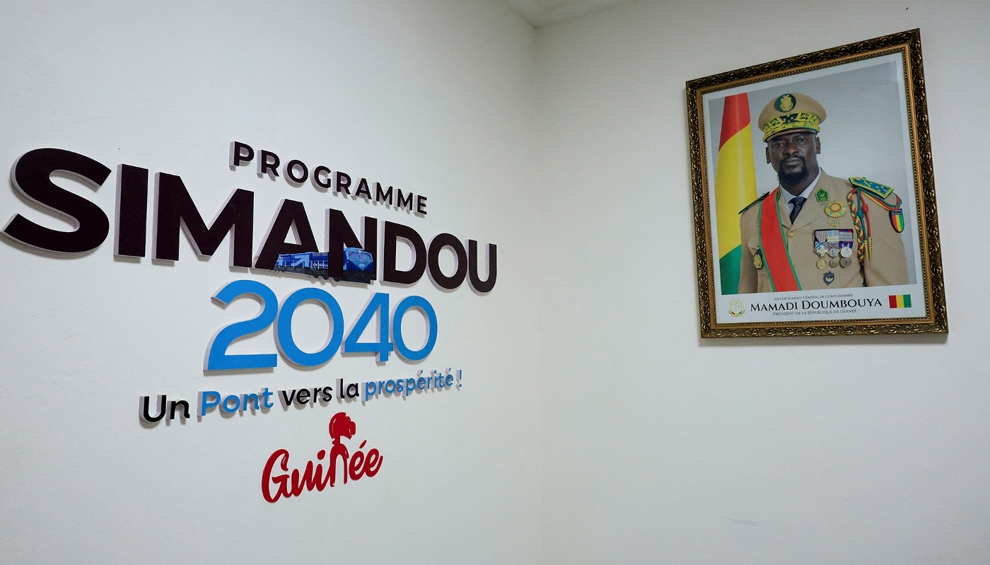 Un portrait du président guinéen, Mamadi Doumbouya, à Conakry, en novembre 2025.