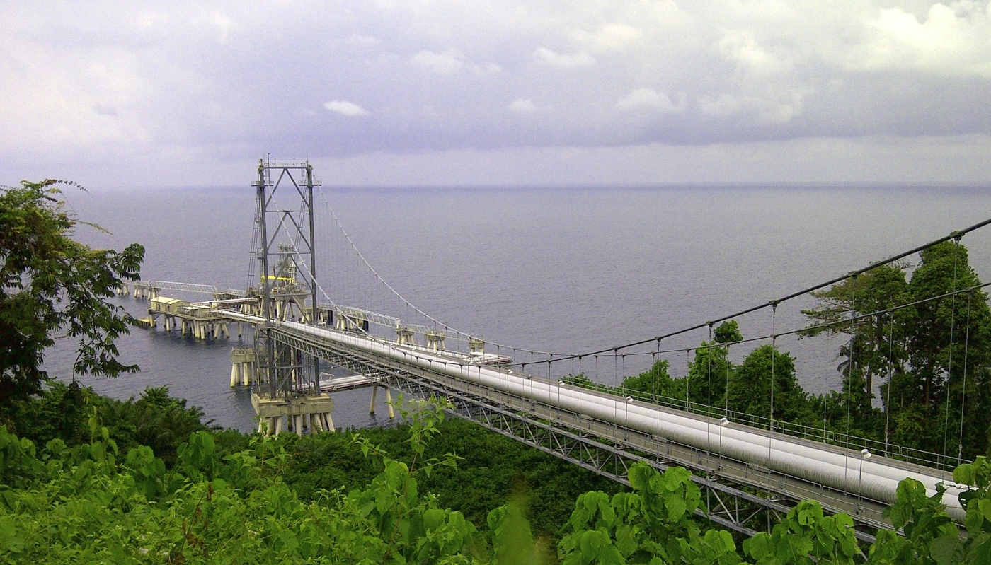 Vue générale du premier pont suspendu à poutres tubulaires pour gaz naturel liquéfié (GNL) au monde, à Punta Europa, en Guinée équatoriale, le 5 février 2014.