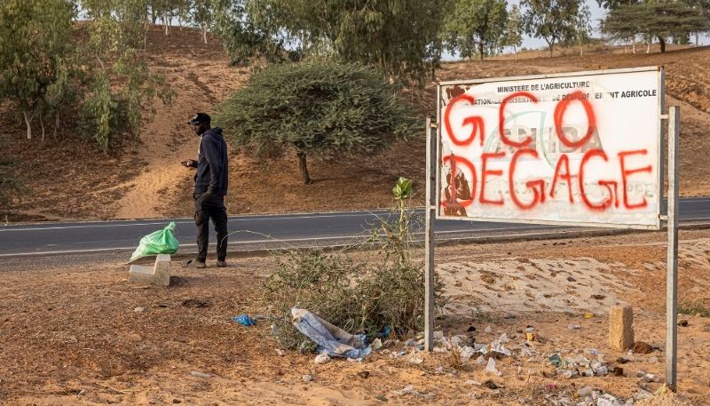 Un panneau portant l'inscription 'GCO dégage' (Grande Côte Operations, ancien nom d'Eramet Grande Côte) à Lompoul, Sénégal, le 11 février 2025.