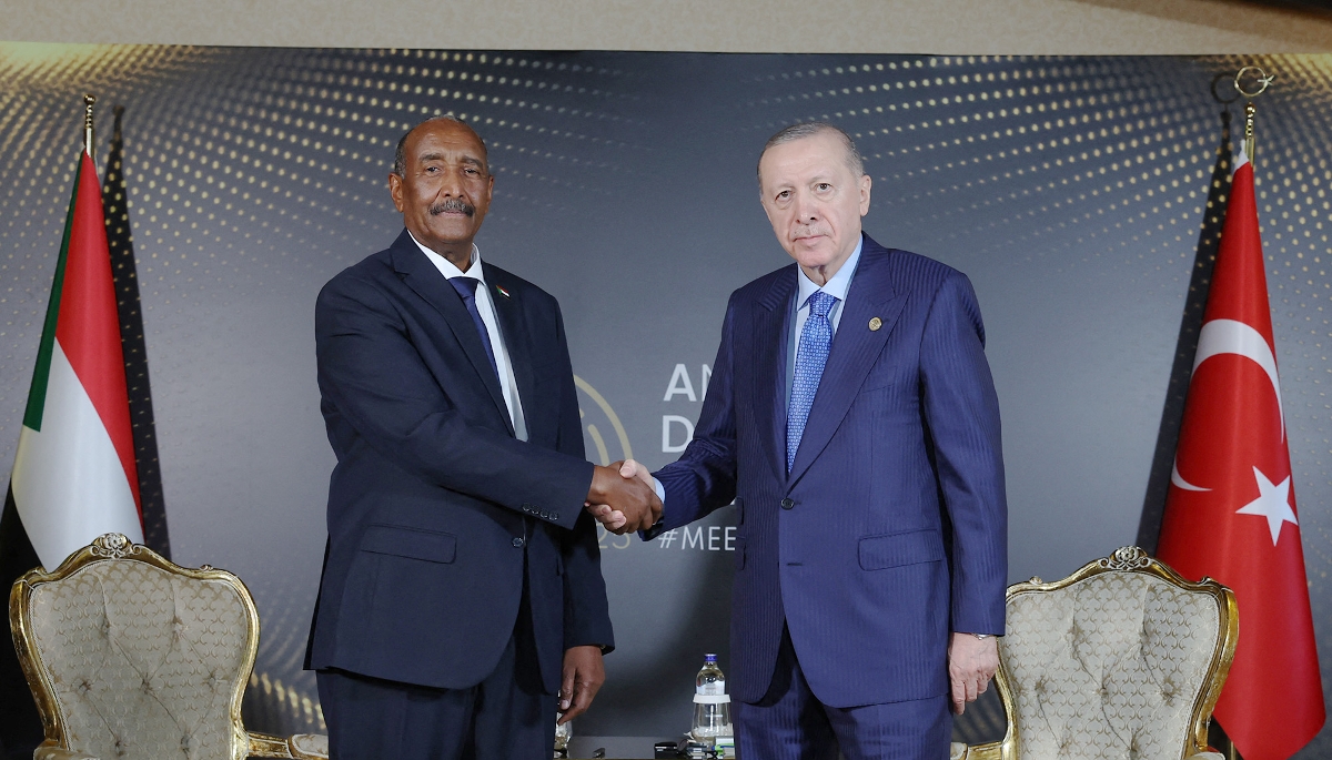 Recep Tayyip Erdogan (à dr.) et Abdel Fattah al-Burhan au Forum diplomatique d'Antalya, le 12 avril 2025.
