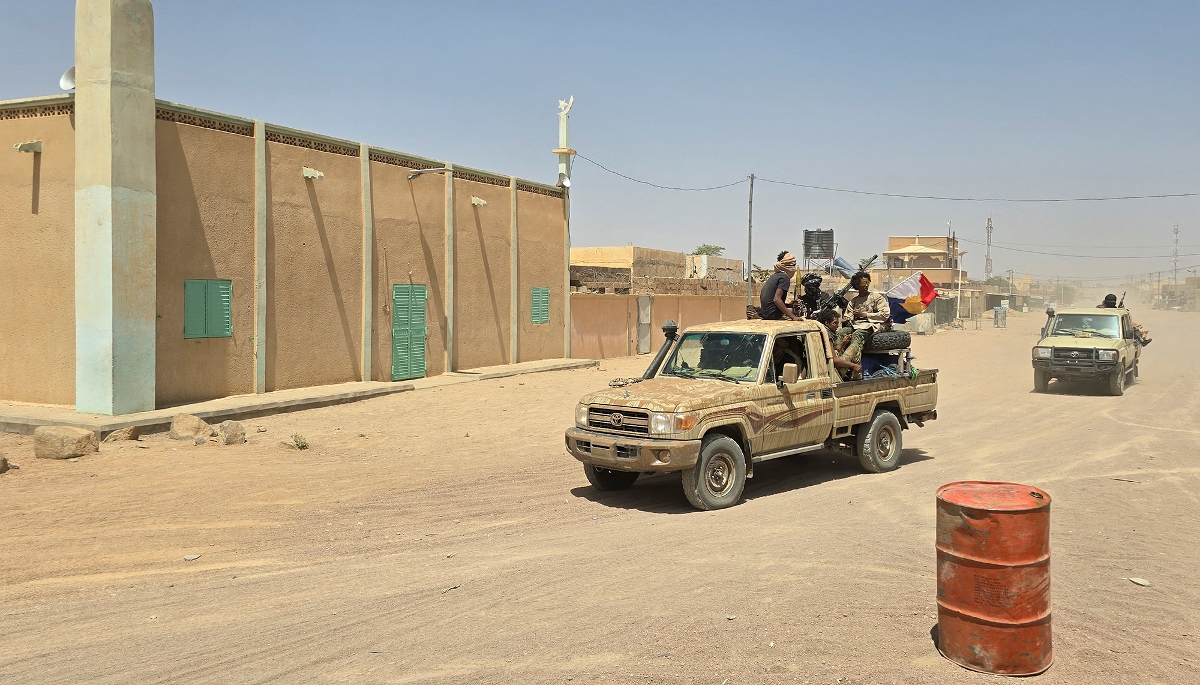 Des rebelles touaregs du Front de libération de l’Azawad dans les rues de Kidal, au Mali, le 26 avril 2026.