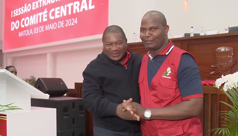 Le président mozambicain, Filipe Nyusi, avec Daniel Francisco Chapo, à Matola, le 7 mai 2024. 