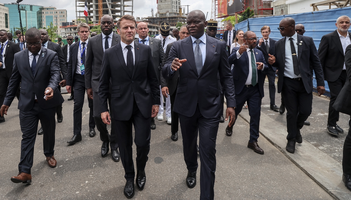 Emmanuel Macron et Brice Clotaire Oligui Nguema visitent le siège de la Compagnie minière de l'Ogooué, à Libreville, le 24 novembre 2025.