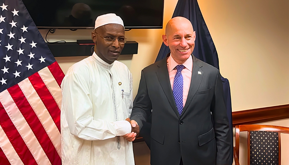 Le secrétaire d'État adjoint aux affaires africaines, Frank Garcia, et l'ambassadeur du Tchad aux États-Unis, Mahamat Tahir Orozi, à Washington, le 2 juillet 2026.