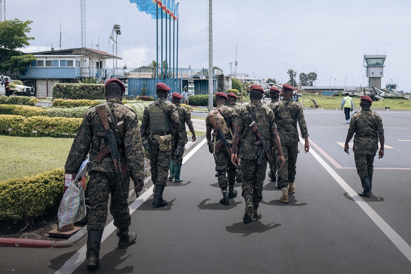 Des soldats de la Garde républicaine congolaise à l'aéroport de Goma, dans l'est de la RDC, le 12 novembre 2022.