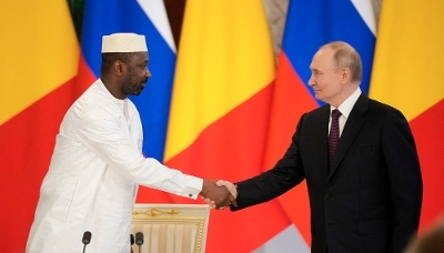 Le chef de l'État malien, le général Assimi Goïta, et le président russe, Vladimir Poutine, à Moscou, le 23 juin 2025.
