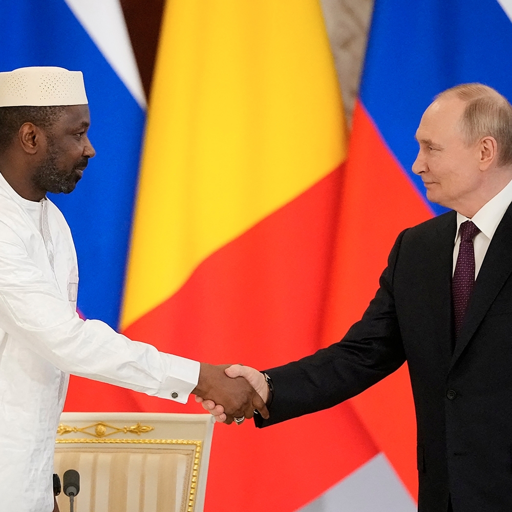 Le chef de l'État malien, le général Assimi Goïta, et le président russe, Vladimir Poutine, à Moscou, le 23 juin 2025.