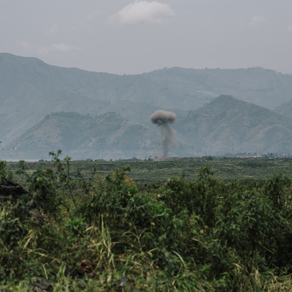 Un projectile explose à l'extérieur de la ville de Goma, en février 2025.