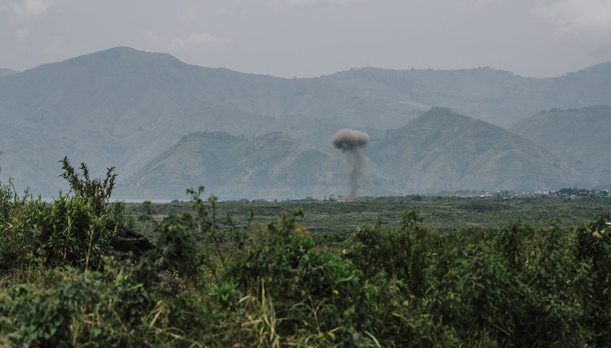 Un projectile explose à l'extérieur de la ville de Goma, en février 2025.