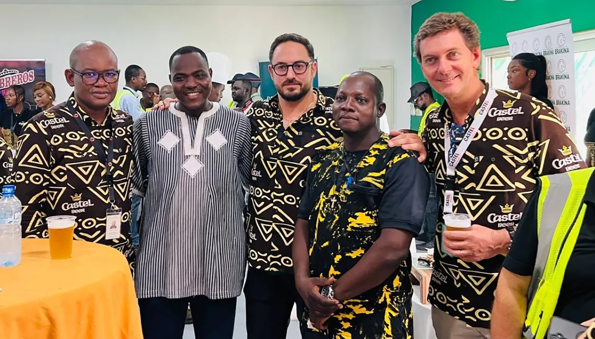 Gregory Clerc (au centre) en visite au Burkina Faso chez Brakina, l'une des filiales du groupe Castel, le 15 octobre 2025.