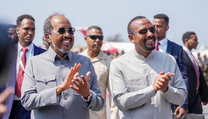 Hassan Sheikh Mohamoud et Abiy Ahmed à l'aéroport international de Mogadiscio, le 27 février 2025.