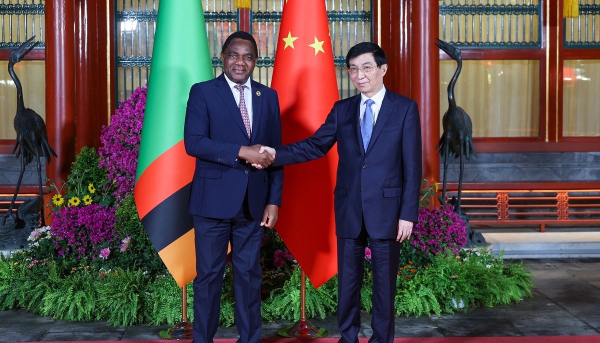 Le président zambien, Hakainde Hichilema, et le président du Comité national de la Conférence consultative politique du peuple chinois (CCPPC), Wang Huning, lors du Forum sur la coopération sino-africaine (Focac), le 5 septembre 2024 à Pékin. 