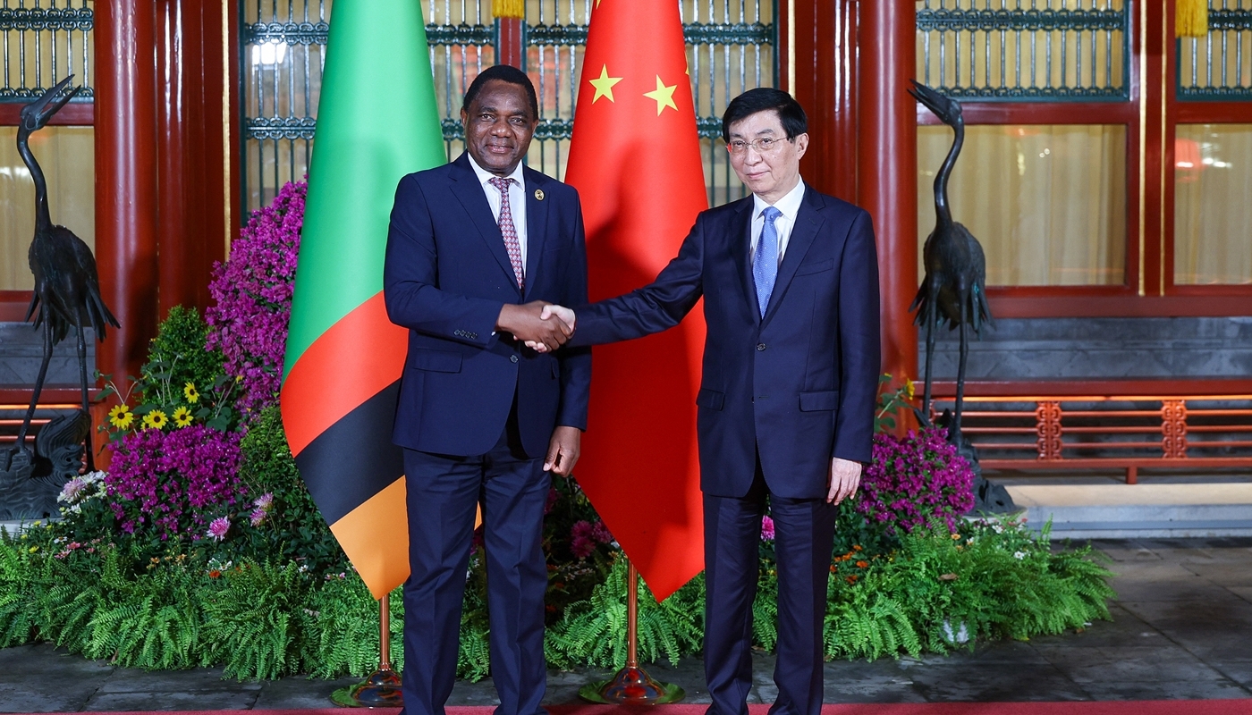 Le président zambien, Hakainde Hichilema, et le président du Comité national de la Conférence consultative politique du peuple chinois (CCPPC), Wang Huning, lors du Forum sur la coopération sino-africaine (Focac), le 5 septembre 2024 à Pékin.
