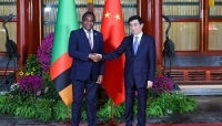 Le président zambien, Hakainde Hichilema, et le président du Comité national de la Conférence consultative politique du peuple chinois (CCPPC), Wang Huning, lors du Forum sur la coopération sino-africaine (Focac), le 5 septembre 2024 à Pékin. 