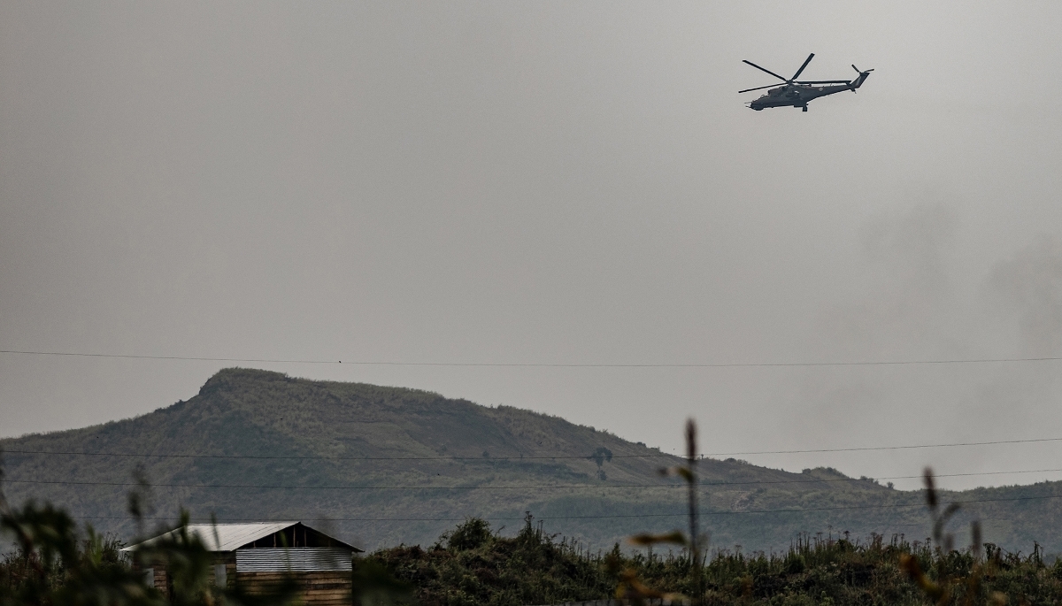 Un hélicoptère des Forces armées de la République démocratique du Congo survole Sake, dans le Nord-Kivu, en RDC, en janvier 2025.