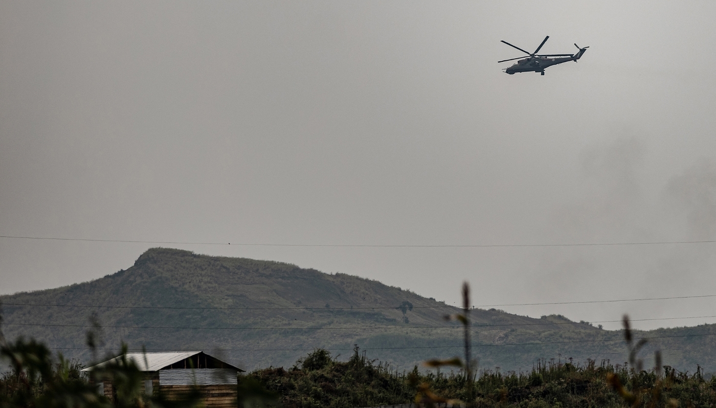Un hélicoptère des Forces armées de la République démocratique du Congo survole Sake, dans le Nord-Kivu, en RDC, en janvier 2025.