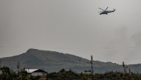 Un hélicoptère des Forces armées de la République démocratique du Congo survole Sake, dans le Nord-Kivu, en RDC, en janvier 2025.