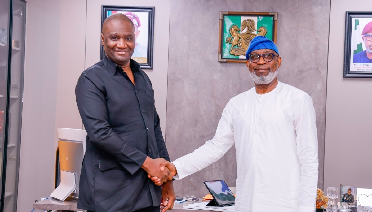 Jidayi Ijudigal, en compagnie du ministre des mines, Henry Dele Alake, à Abuja, en juin 2025.