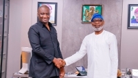 Jidayi Ijudigal, en compagnie du ministre des mines, Henry Dele Alake, à Abuja, en juin 2025.