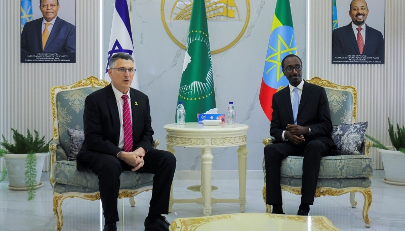 Le ministre des affaires étrangères, Gideon Sa'ar, et son homologue éthiopien, Gedion Timothewos, lors d'une rencontre à Addis-Abeba, le 5 mai 2025. 