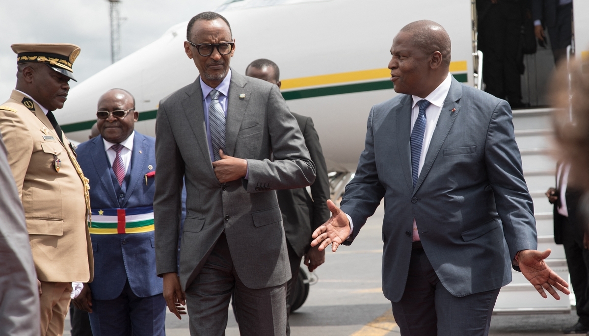 Le président rwandais, Paul Kagame (à g.), et son homologue centrafricain, Faustin-Archange Touadéra, à Bangui, en octobre 2019.