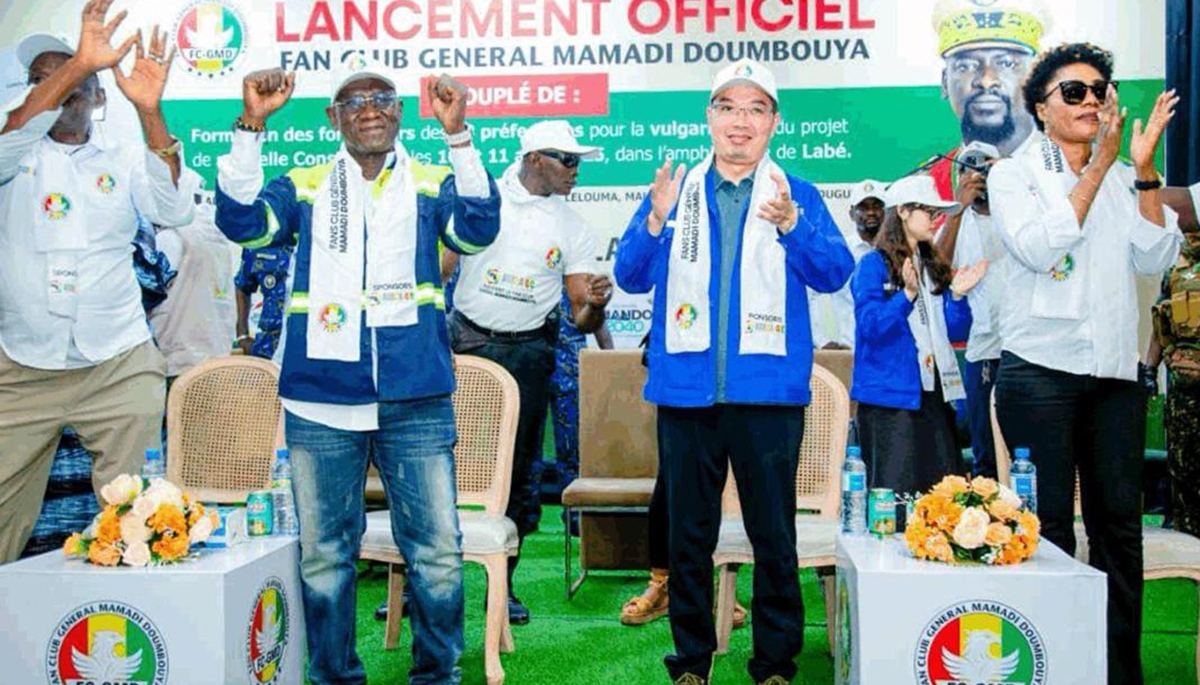 L'ancien ministre des mines Ahmed Kanté et le patron local de Sinohydro Mu Guofeng, à Conakry, fin 2025. 