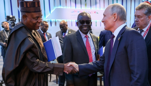 Le vice-président nigérian Kashim Shettima et le président russe Vladimir Poutine lors du forum Russie-Afrique, le 28 juillet 2023, à Saint Pétersbourg.