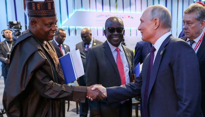 Le vice-président nigérian Kashim Shettima et le président russe Vladimir Poutine lors du forum Russie-Afrique, le 28 juillet 2023, à Saint Pétersbourg.