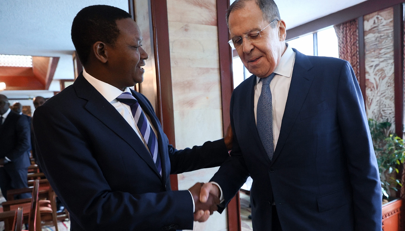 Alfred Mutua, alors ministre des affaires étrangères, en compagnie de son homologue Serguei Lavrov, à Nairobi, le 29 mai 2023.