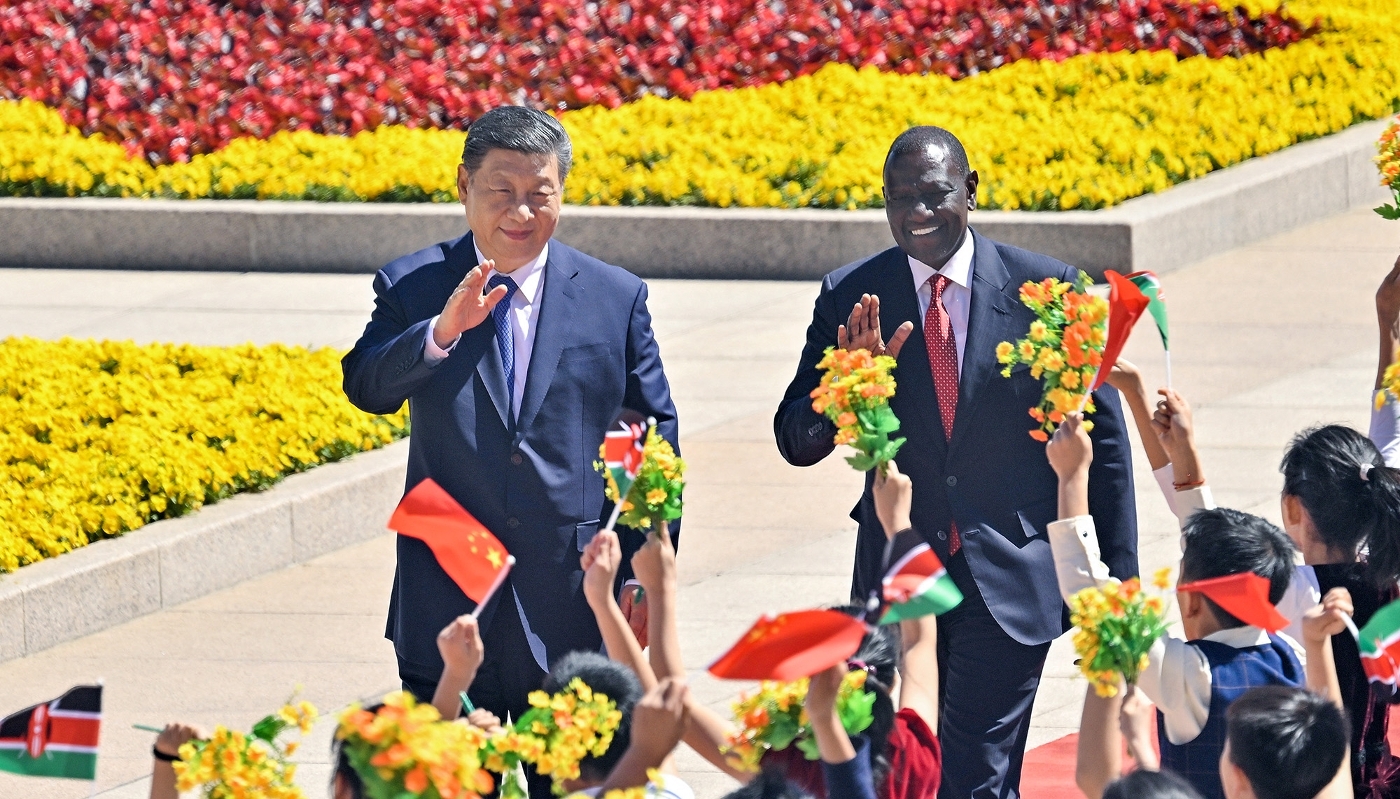 Le président chinois Xi Jinping reçoit William Ruto à Pékin, le 24 avril 2025.