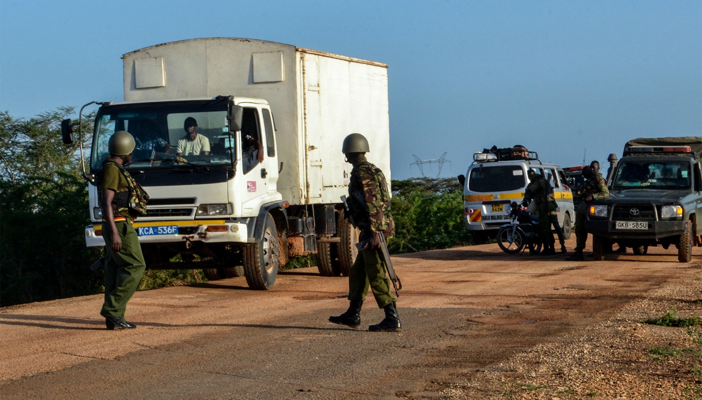 Des policiers kenyans contrôlent des véhicules de la région côtière de Lamu, le 2 janvier 2020.