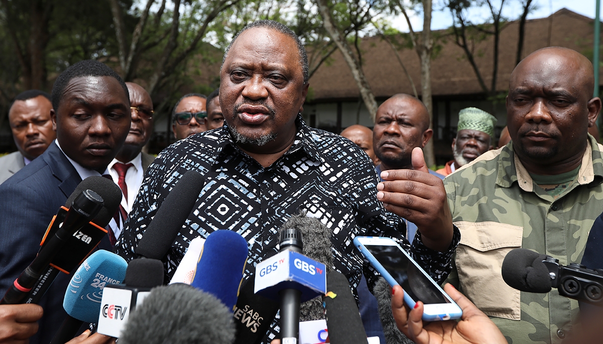L'ancien président kényan Uhuru Kenyatta (au centre), à Nairobi, le 6 décembre 2022.