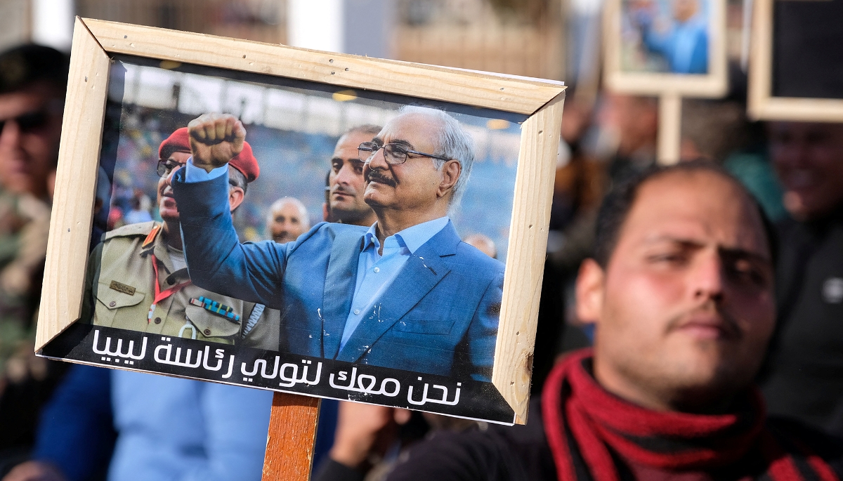 Un homme tient un portrait de Khalifa Haftar, le commandant de l'Armée nationale libyenne, à Benghazi, en Libye, le 24 décembre 2022.