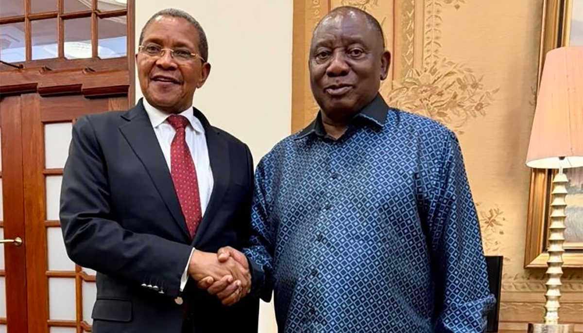 Le chef de l'État sud-africain Cyril Ramaphosa et l'envoyé spécial de l'UA pour la Corne, l'ex-président tanzanien Jakaya Kikwete, à Pretoria, le 29 mars 2026.