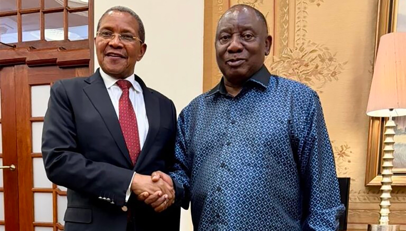 Le chef de l'État sud-africain Cyril Ramaphosa et l'envoyé spécial de l'UA pour la Corne, l'ex-président tanzanien Jakaya Kikwete, à Pretoria, le 29 mars 2026.