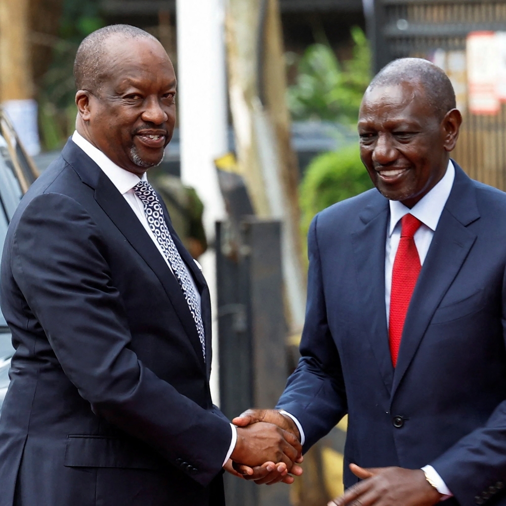 Le président de Kenya Airways, Kiprono Kittony (à gauche), et le chef de l'État, William Ruto, à Nairobi, le 10 mars 2026.