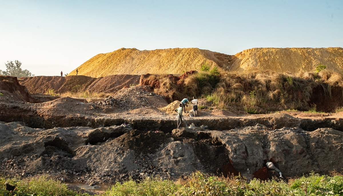 Des mineurs sur les berges d'une mine en avril 2018, à Kolwezi.